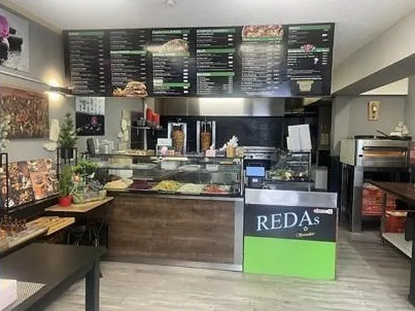 Blick auf die Theke von REDA's Imbiss in Hirschaid