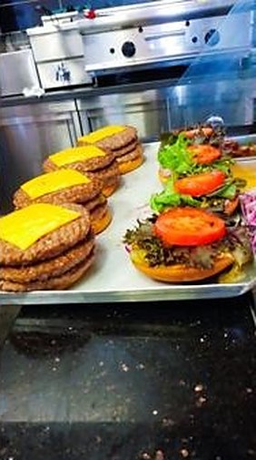 Burger-Patties mit Chesterkäse auf dem Blech