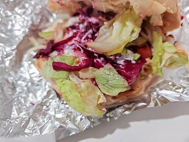 Frisch gewickelter Döner im Fladenbrot