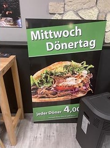 Aufsteller mit dem Angebot Mittwoch Dönertag