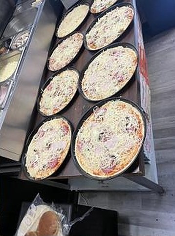 Frisch belegte Lahmacun auf Tellern