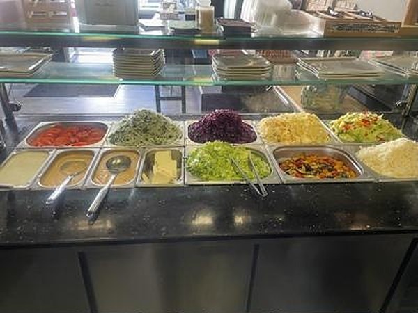 Salate und frische Beilagen in der Theke