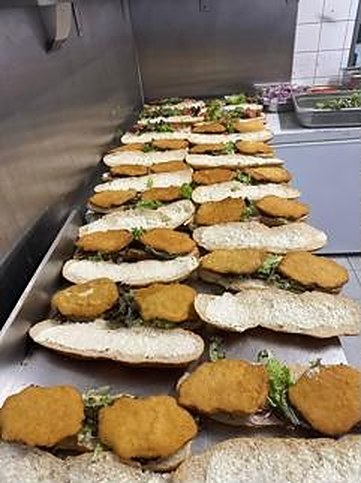 Schnitzelsandwich (groß/klein) bei REDA's Imbiss