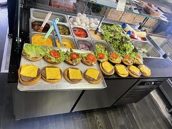Burger und Beilagen frisch vorbereitet an der Theke